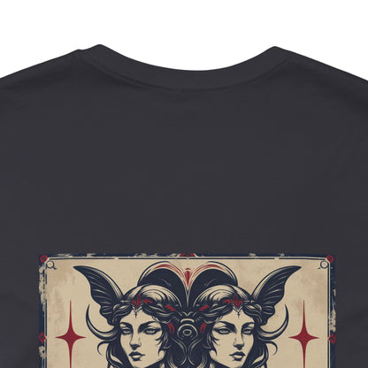 Gemelli - T-shirt con segno zodiacale gotico. Grafica blu sul retro. Segno zodiacale nell'ombra.