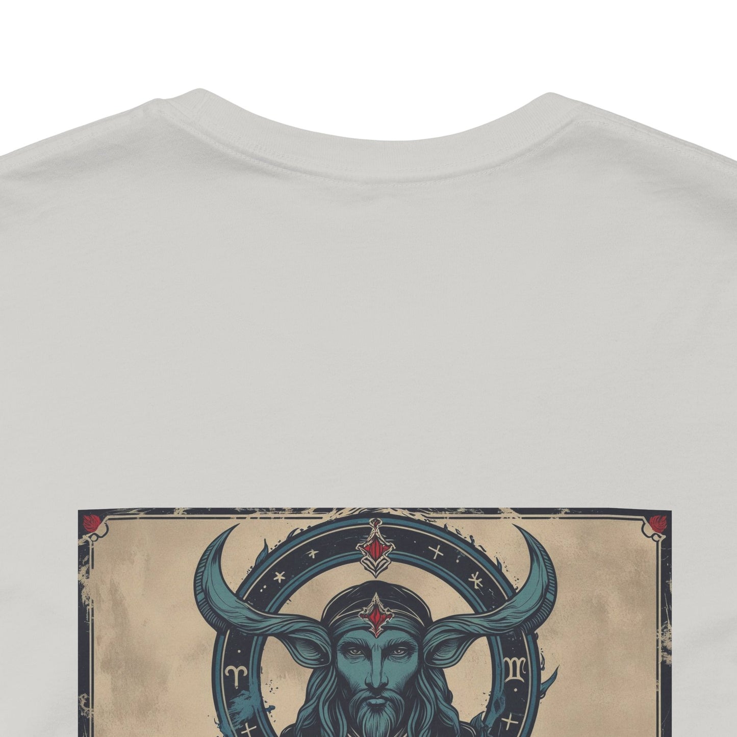 Capricorno - T-shirt con segno zodiacale gotico. Grafica blu sul retro. Segno zodiacale nell'ombra.