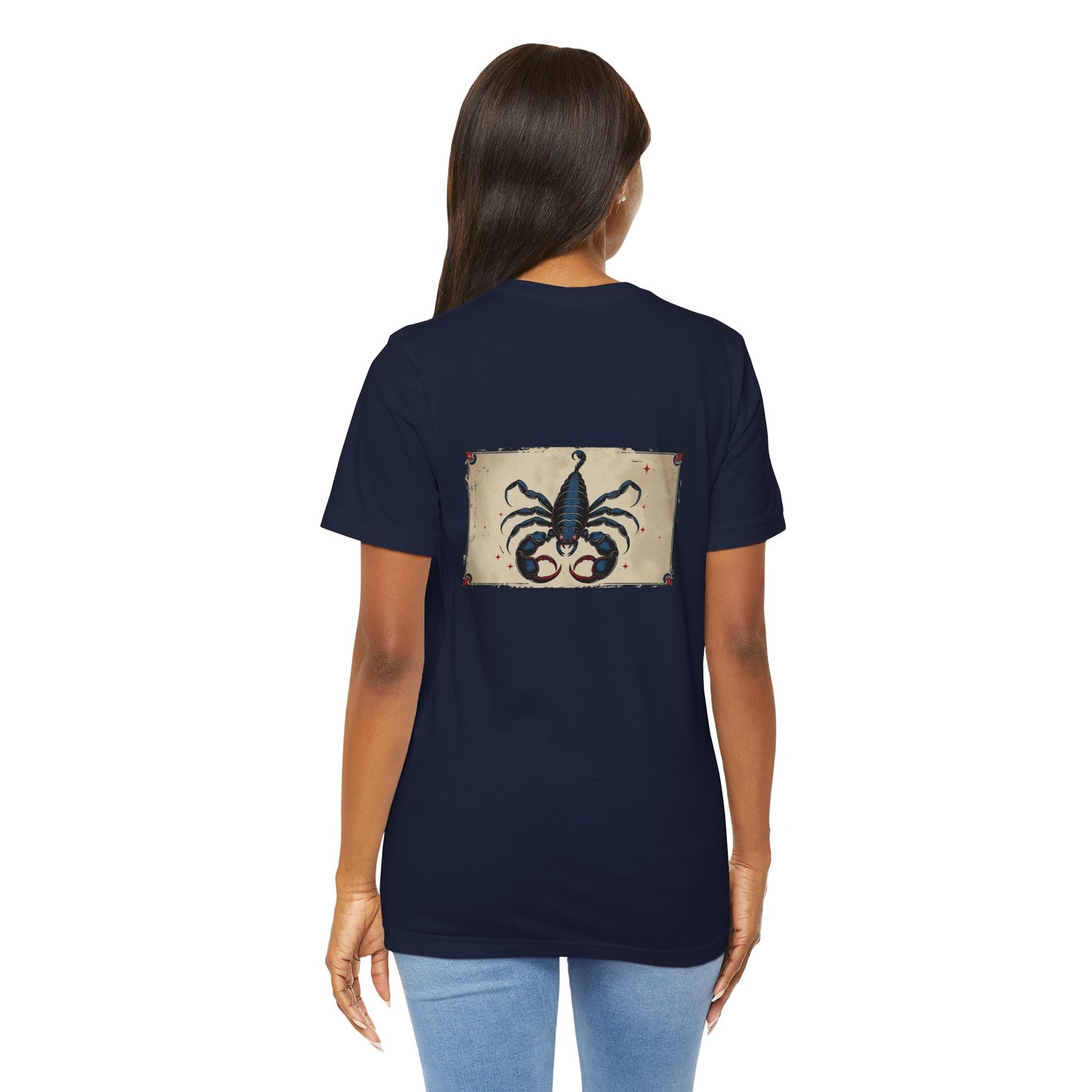 Scorpione - T-shirt con segno zodiacale gotico. Grafica blu sul retro. Segno zodiacale nell'ombra.