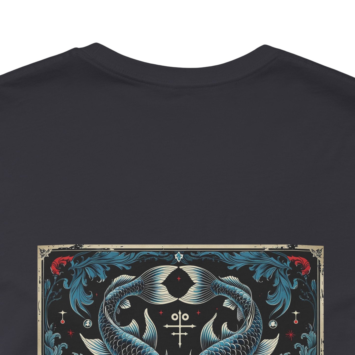 Pesci - T-shirt con lo Zodiaco Gotico. Grafica blu sul retro. Zodiaco nell'ombra.
