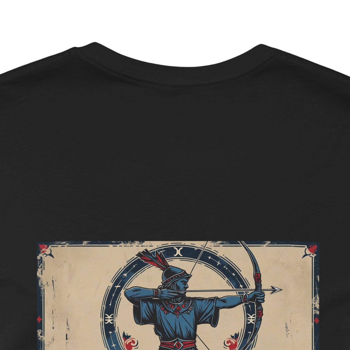 Sagittario - T-shirt con segno zodiacale gotico. Grafica blu sul retro. Zodiaco nell'ombra.