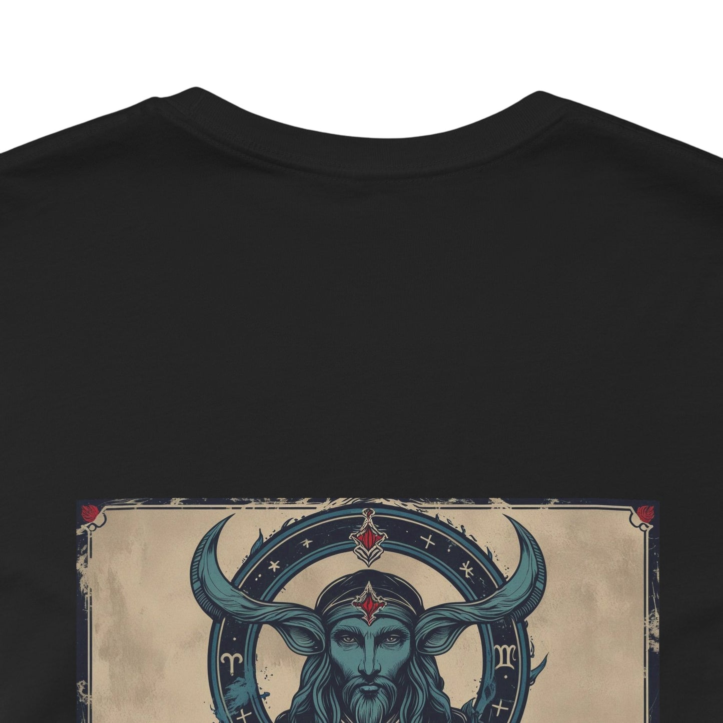 Capricorno - T-shirt con segno zodiacale gotico. Grafica blu sul retro. Segno zodiacale nell'ombra.