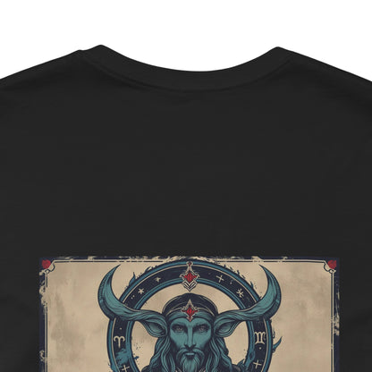 Capricorno - T-shirt con segno zodiacale gotico. Grafica blu sul retro. Segno zodiacale nell'ombra.