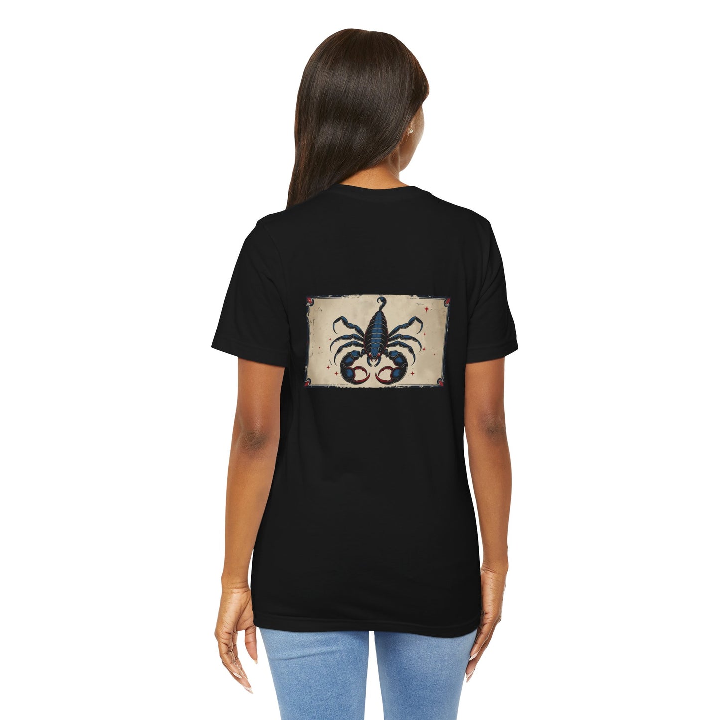 Scorpione - T-shirt con segno zodiacale gotico. Grafica blu sul retro. Segno zodiacale nell'ombra.