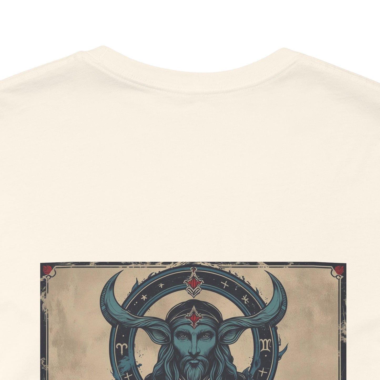 Capricorno - T-shirt con segno zodiacale gotico. Grafica blu sul retro. Segno zodiacale nell'ombra.