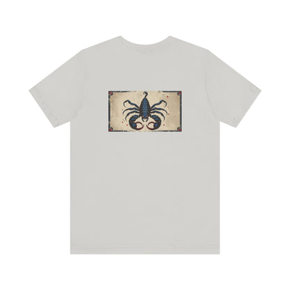 Scorpione - T-shirt con segno zodiacale gotico. Grafica blu sul retro. Segno zodiacale nell'ombra.