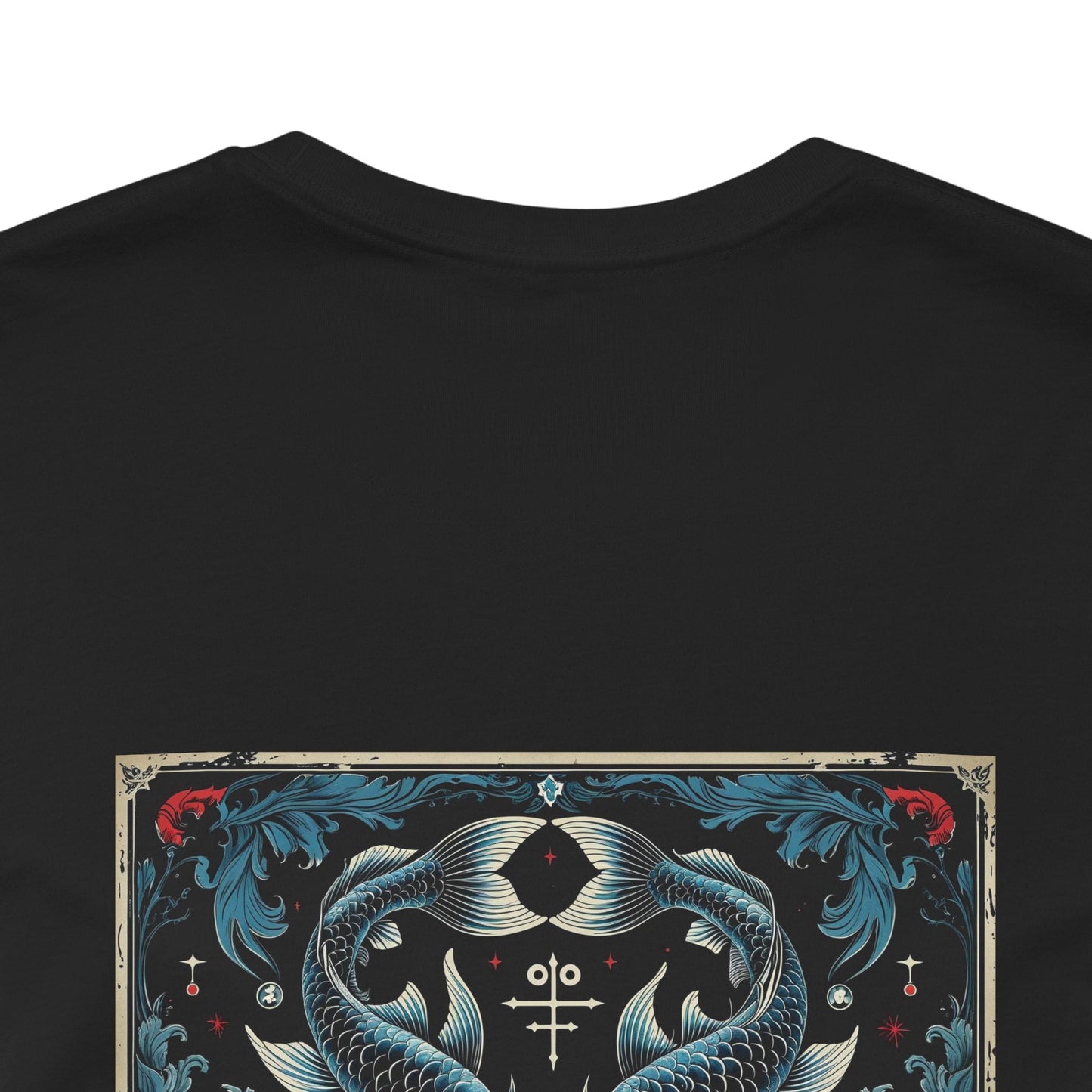 Pesci - T-shirt con lo Zodiaco Gotico. Grafica blu sul retro. Zodiaco nell'ombra.