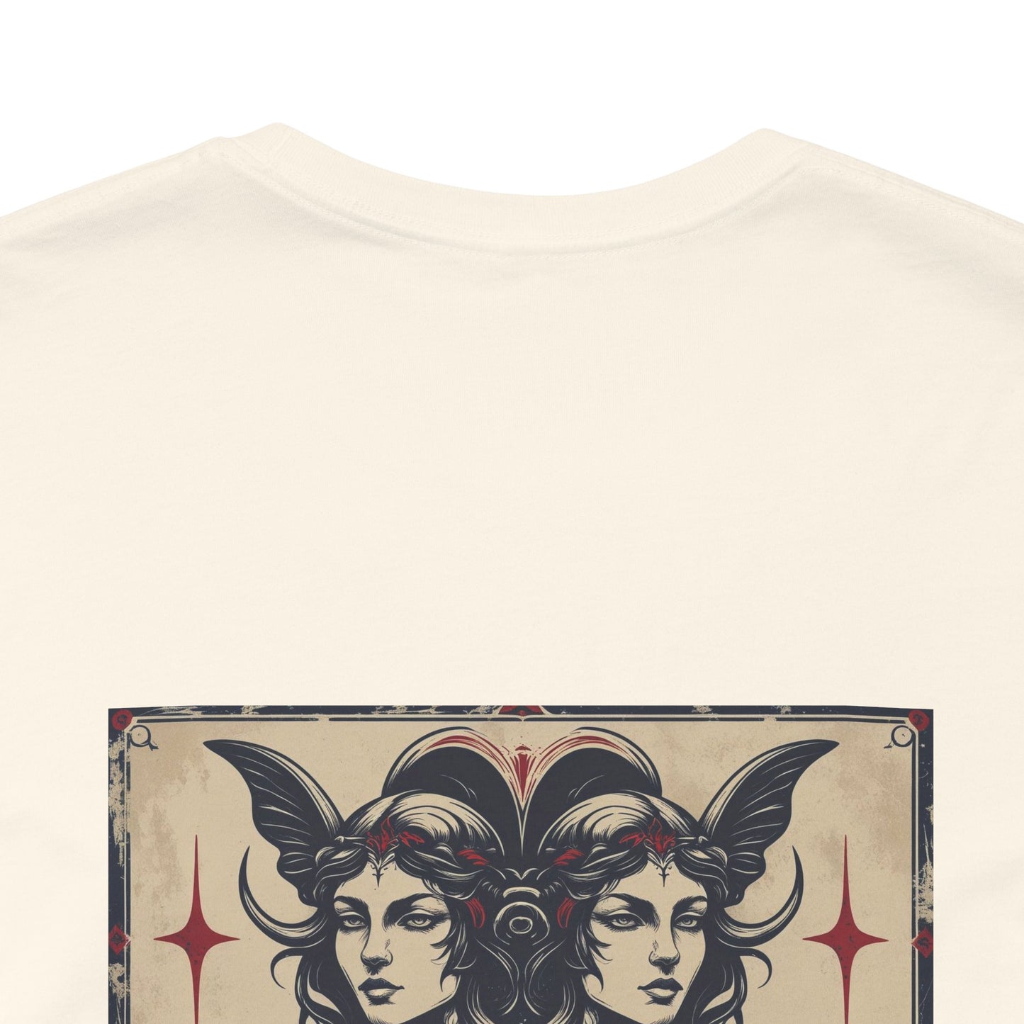 Gemelli - T-shirt con segno zodiacale gotico. Grafica blu sul retro. Segno zodiacale nell'ombra.