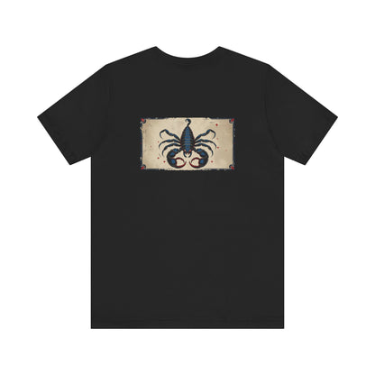 Scorpione - T-shirt con segno zodiacale gotico. Grafica blu sul retro. Segno zodiacale nell'ombra.