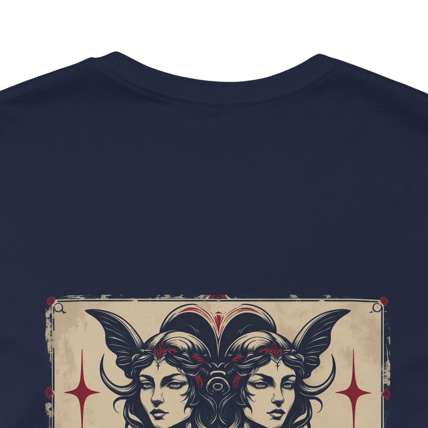 Gemelli - T-shirt con segno zodiacale gotico. Grafica blu sul retro. Segno zodiacale nell'ombra.