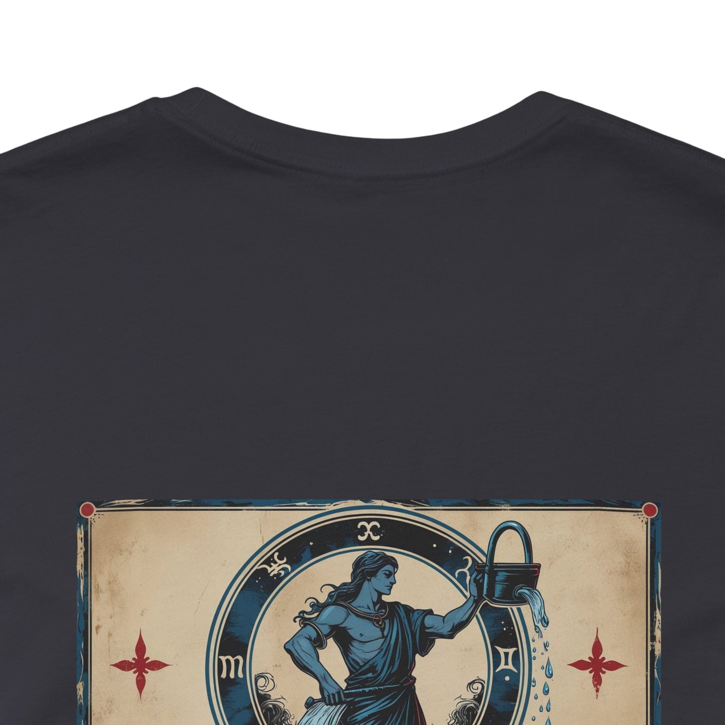 Acquario - T-shirt con segno zodiacale gotico. Grafica blu sul retro. Segno zodiacale nell'ombra.