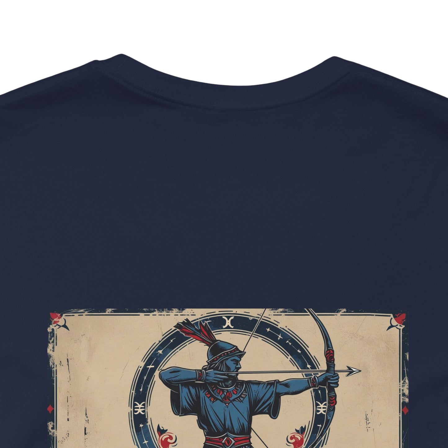 Sagittario - T-shirt con segno zodiacale gotico. Grafica blu sul retro. Zodiaco nell'ombra.