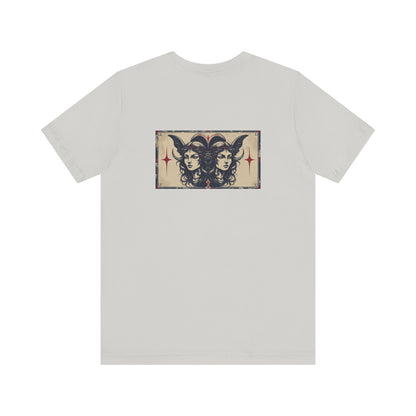 Gemelli - T-shirt con segno zodiacale gotico. Grafica blu sul retro. Segno zodiacale nell'ombra.