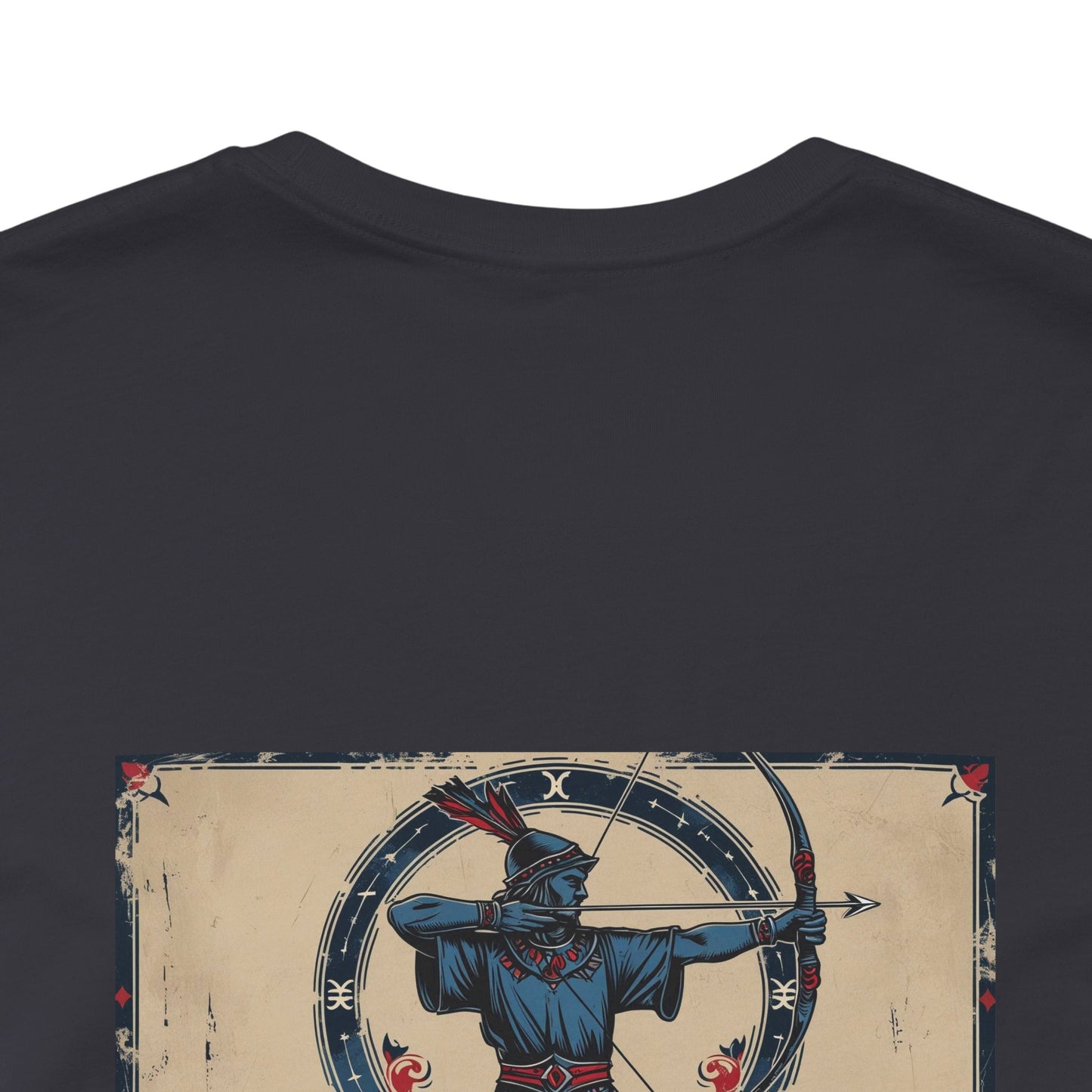 Sagittario - T-shirt con segno zodiacale gotico. Grafica blu sul retro. Zodiaco nell'ombra.