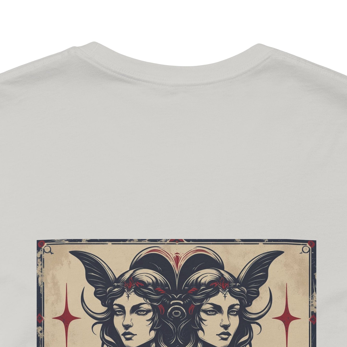 Gemelli - T-shirt con segno zodiacale gotico. Grafica blu sul retro. Segno zodiacale nell'ombra.