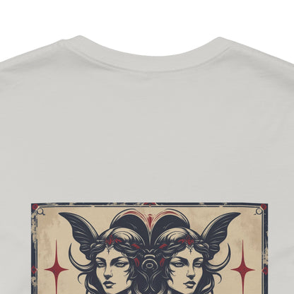 Gemelli - T-shirt con segno zodiacale gotico. Grafica blu sul retro. Segno zodiacale nell'ombra.